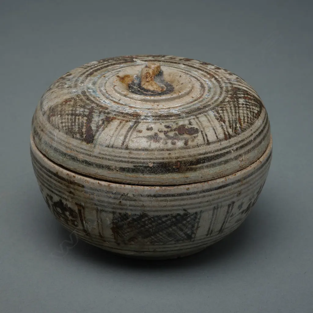 Stoneware covered box – Sawankhalok – 13th to 16thC, Image 1++